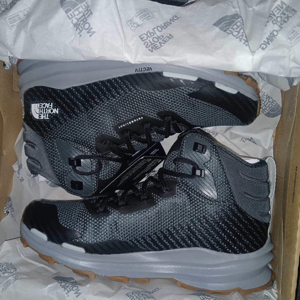The North Face Vectiv Womens 9.5 Black and Gray NWB
